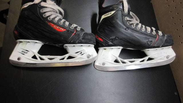 Load image into Gallery viewer, Used CCM RBZ SB 4.0 Hockey Skates - Size 5.5
