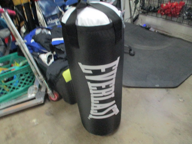Load image into Gallery viewer, Everlast Nevatear 40 Lb Heavy Bag
