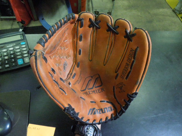 Load image into Gallery viewer, Used Mizuno Premier MPM1250 12.5" RHT Leather Outfielders Glove
