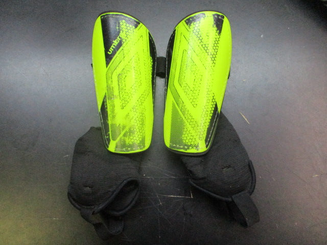 Load image into Gallery viewer, Used Umbro Ceramica Adult Stirrup Soccer Shin Guards - Size Medium
