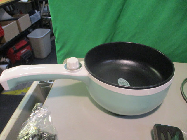 Load image into Gallery viewer, Dezin Electric Cooker 1.5L - Open Box - Cord Behind Counter
