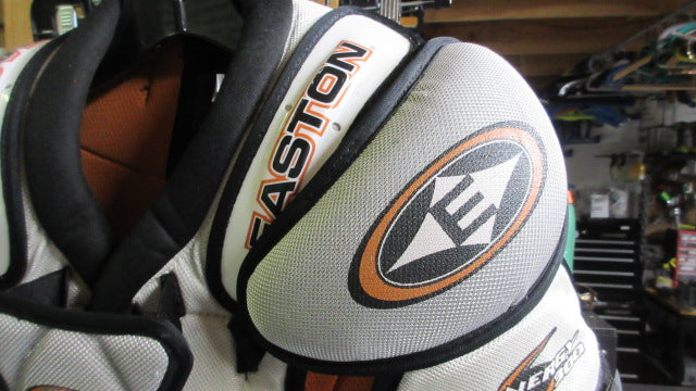 Load image into Gallery viewer, Used Easton Synergy 300 JR Hockey Shoulder Pads - Youth Large
