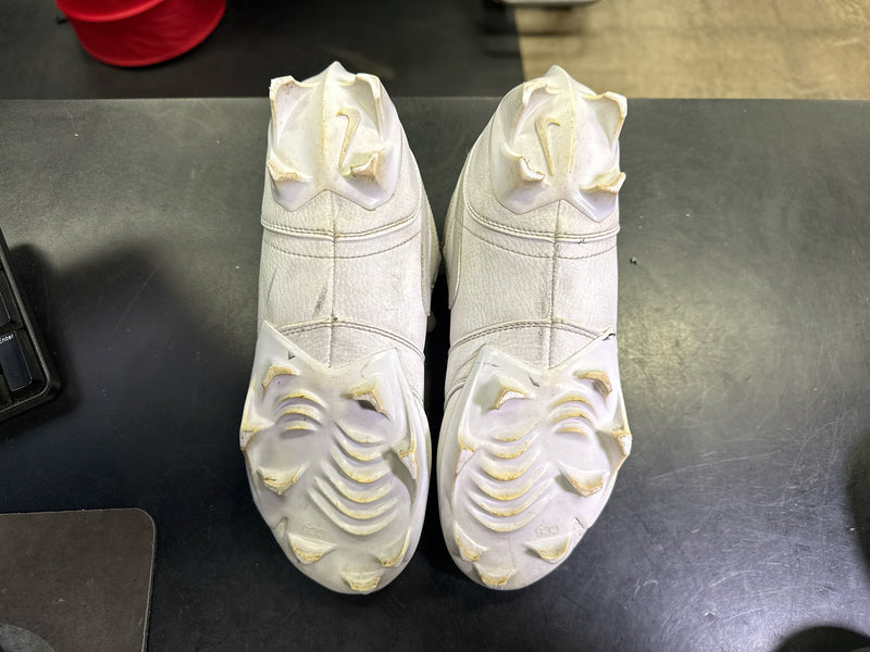Load image into Gallery viewer, Used Nike Air Jordan 1 TD Low Cleats in White Size 7
