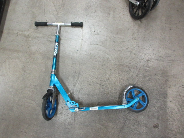Load image into Gallery viewer, Used Razor A5 Lux Kick Scooter
