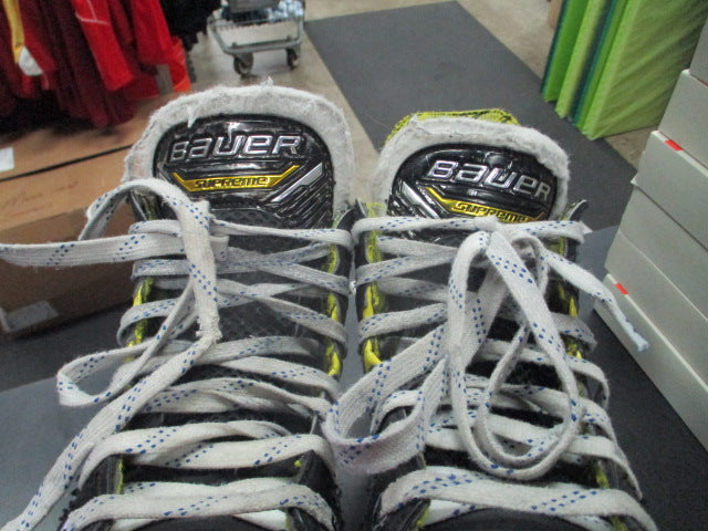 Load image into Gallery viewer, Used Bauer M4 Supreme Comfort Edge Hocky Skates Size 3.5
