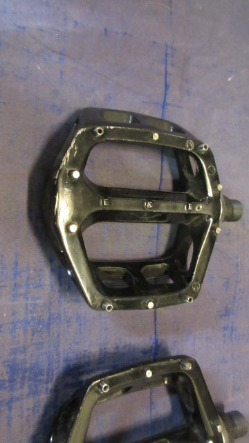 Load image into Gallery viewer, Used DMR Bikes V8 G0 Pedals - small wear
