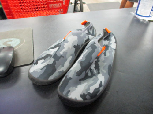 Used Cat & Jack Water Shoes Size 5