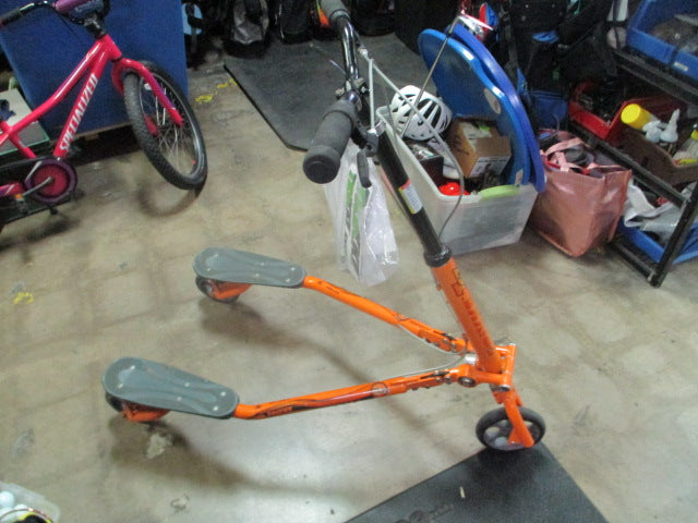 Load image into Gallery viewer, Used T67 CS TRIKKE 3 Wheeled Scooter
