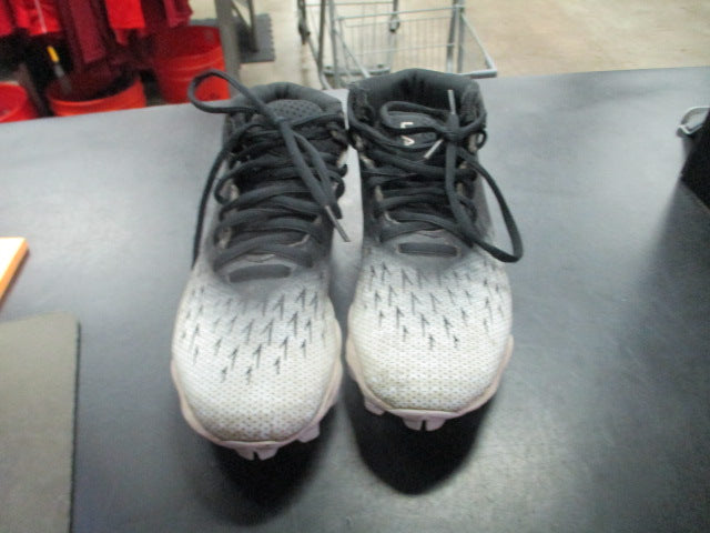 Load image into Gallery viewer, Used Under Armour Size 4.5 Football Cleats
