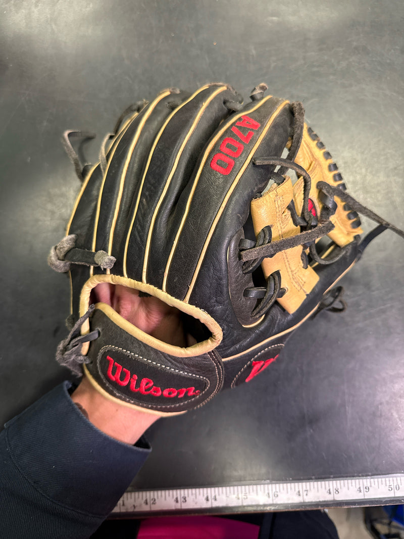 Load image into Gallery viewer, Used Wilson A700 11.5" Baseball Glove RHT
