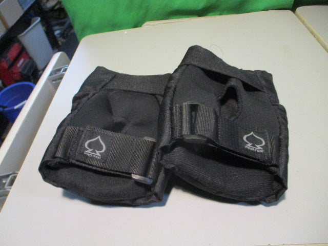 Load image into Gallery viewer, Used Pro Tec Youth Small Skating Knee Pads
