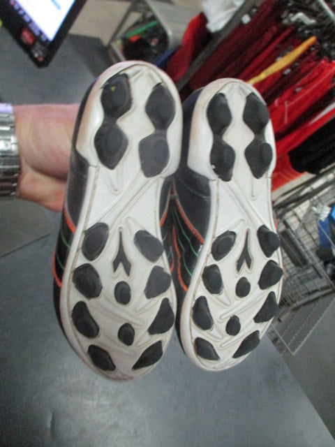 Load image into Gallery viewer, Used Diadora Size kids 10.5 Soccer Cleats
