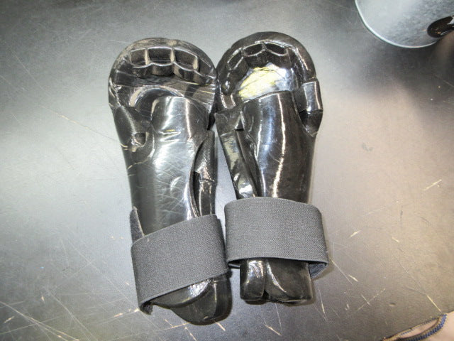 Load image into Gallery viewer, Used Miss Match Martial Arts Gloves
