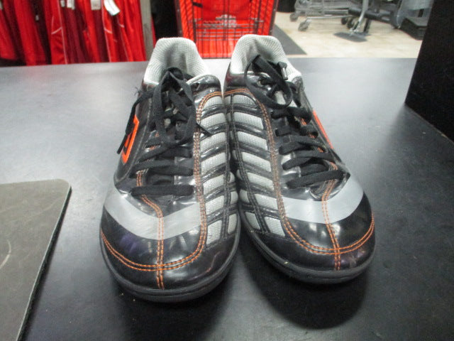 Load image into Gallery viewer, Used Umbro Dynamis Size 5 Indoor Soccer Cleats
