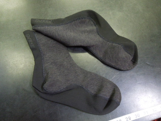 Load image into Gallery viewer, Used NRS Dive Socks Size M
