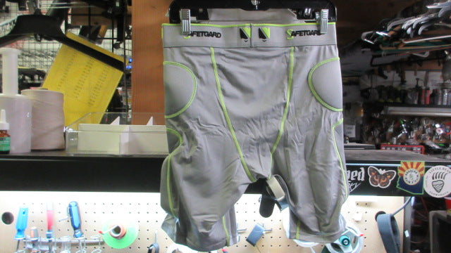 Load image into Gallery viewer, Used SafetGard Compression Shorts - Size Adult Large

