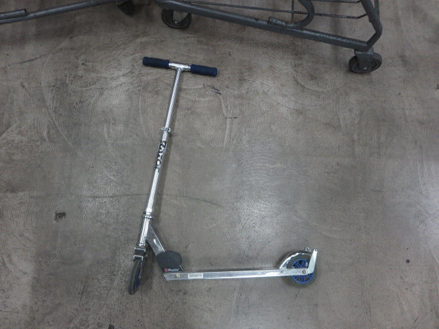 Load image into Gallery viewer, Used Razor A3 Folding Kick Scooter
