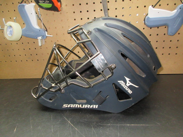 Load image into Gallery viewer, Used Mizuno Women's Samurai Softball Catchers Helmet - 6 1/2" - 7 1/4"
