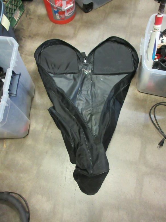 Load image into Gallery viewer, Used Woody&#39;s 5 Par Travel Soft Golf Bag - small wear
