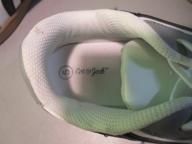Load image into Gallery viewer, Used cat &amp; Jack Size 5 Shoes
