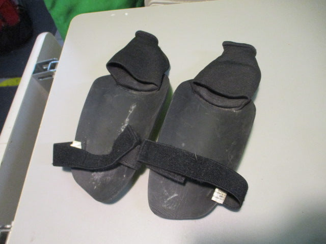 Load image into Gallery viewer, Used Nike Charge Youth Medium Soccer Shin Guards
