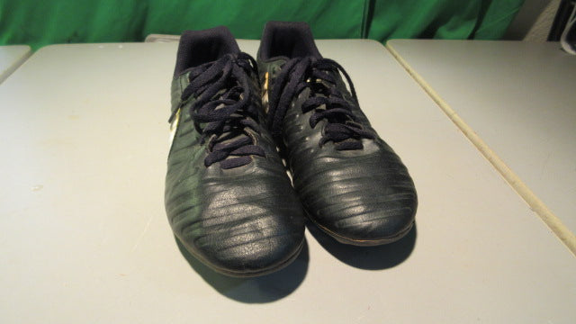 Load image into Gallery viewer, Used Nike Youth Tiempo 2.5Y Soccer Cleats
