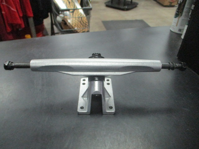 Load image into Gallery viewer, New SKATEBOARD TRUCKS Set of 2 Silver
