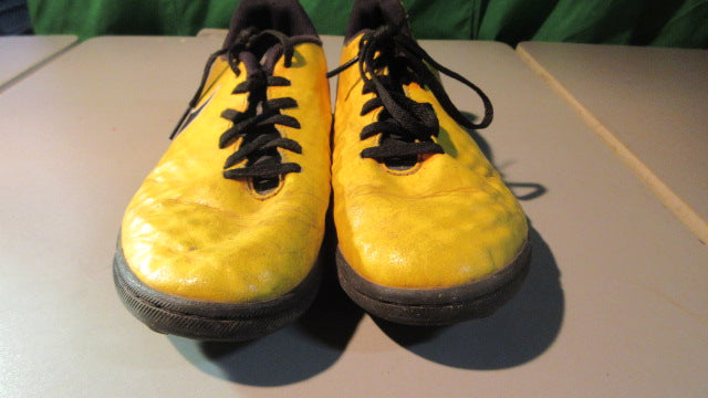 Load image into Gallery viewer, Used Nike Unisex Jr. Magistax Ola Ii Ic - Youth 4.5 Indoor Soccer Shoes
