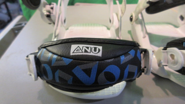 Load image into Gallery viewer, Used GNU Junior Snowboard Bindings w/ Hardware
