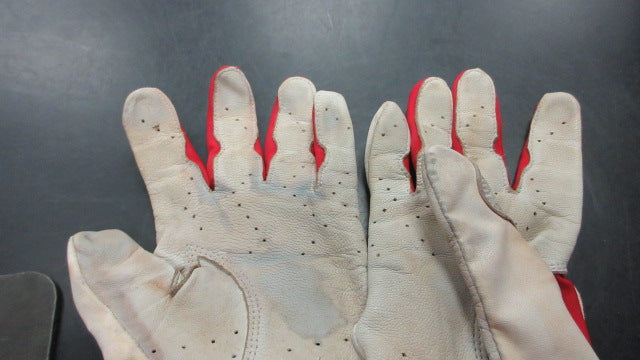 Load image into Gallery viewer, Used Marucci Youth Medium Batting Gloves
