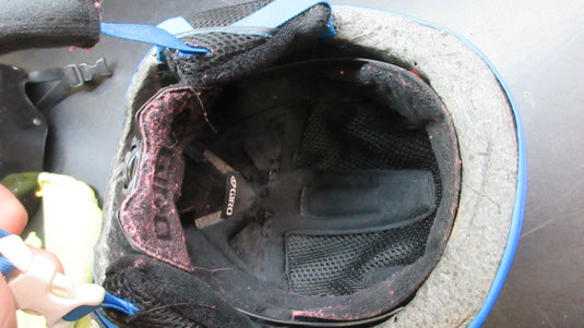 Used Giro Ski/Snowboarding Helmet