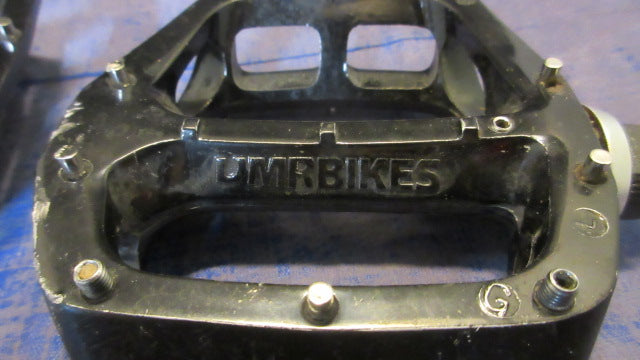 Load image into Gallery viewer, Used DMR Bikes V8 G0 Pedals - small wear
