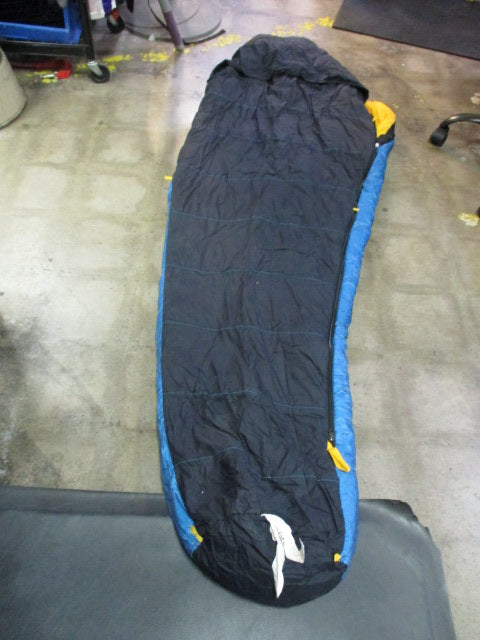 Load image into Gallery viewer, Used The North Face Cat&#39;s Meow Sleeping Bag 20 Degree (Has Hole &amp; Missing Zipper
