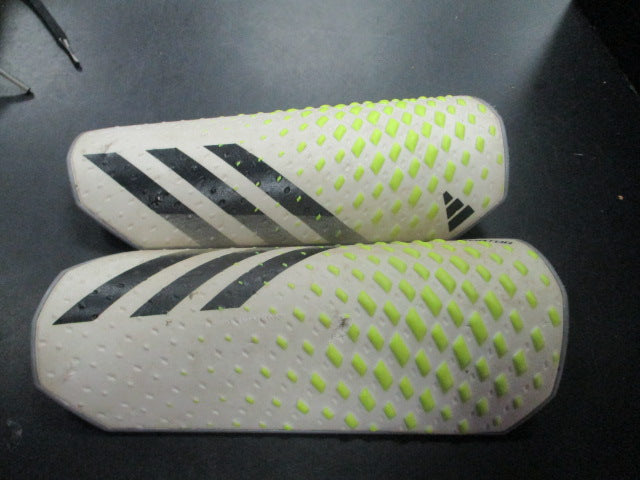 Load image into Gallery viewer, Used Adidas Predator Youth Soccer Shin Guards
