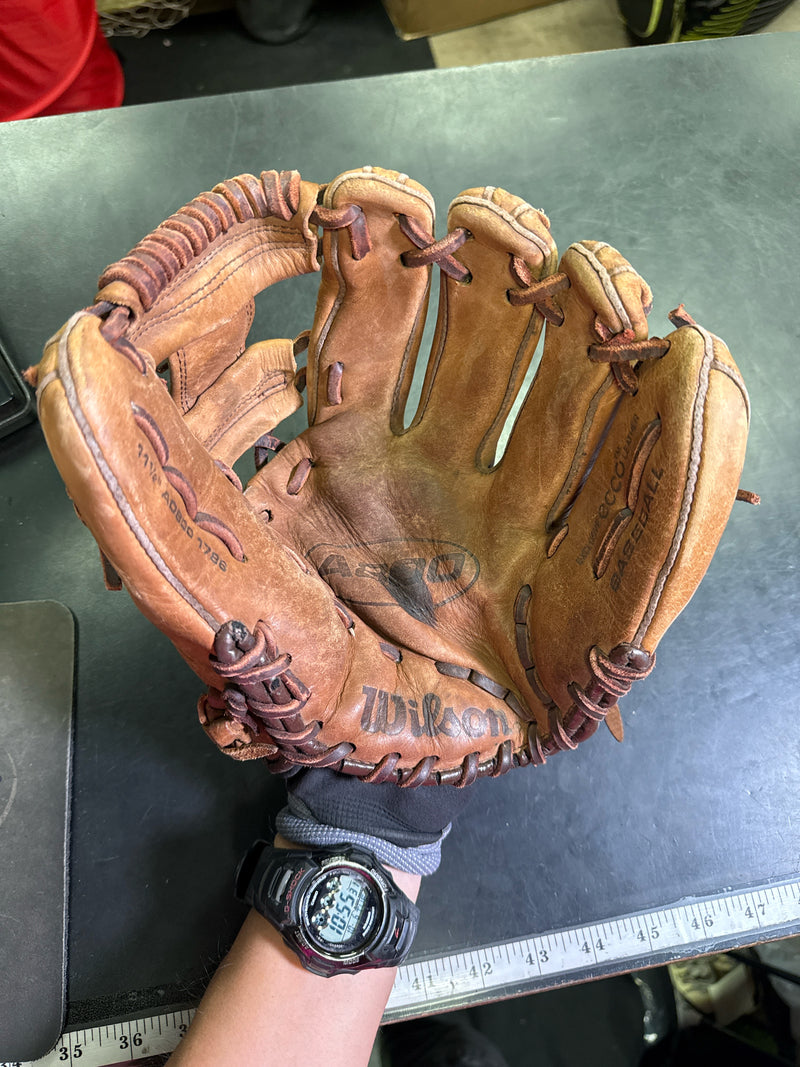 Load image into Gallery viewer, Used Wilson A800 1786 11.5" Baseball Glove RHT
