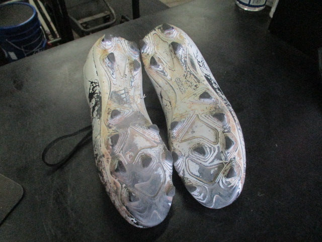 Load image into Gallery viewer, Used Adidas Cleats Low Heavy Use Size 6
