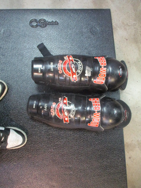 Load image into Gallery viewer, Used Sher-Wood Face Off 600 15" Hockey Shin Guards
