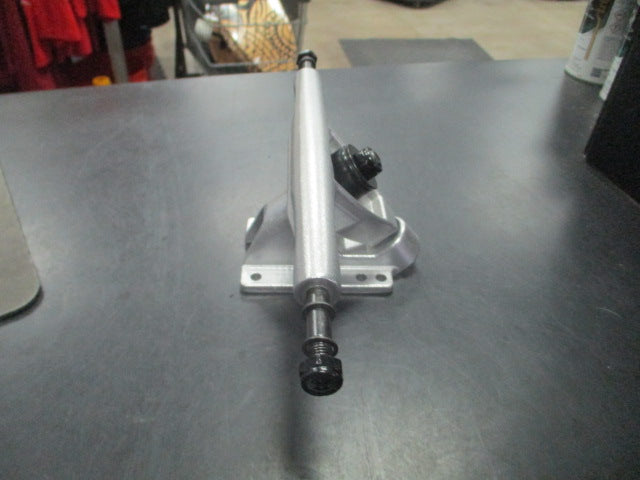 Load image into Gallery viewer, New SKATEBOARD TRUCKS Set of 2 Silver
