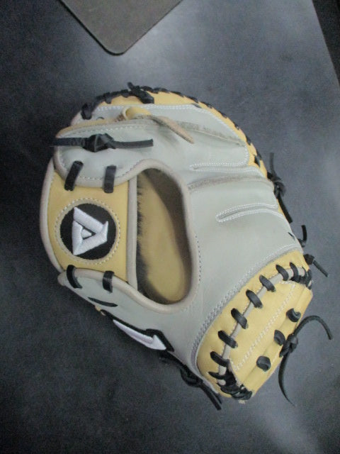 Load image into Gallery viewer, Used Akadema ASM47 Torino Glove Series Catchers Mitt 33" RHT

