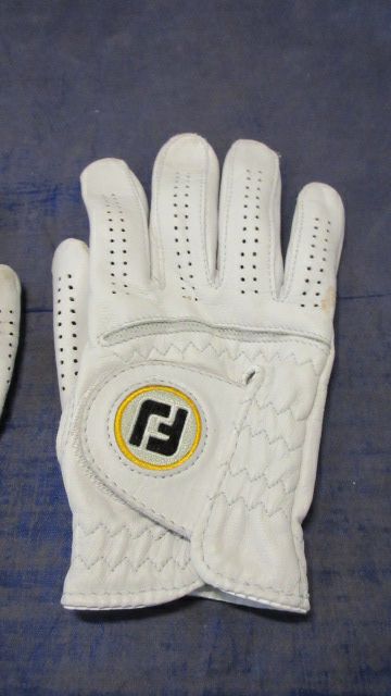 Load image into Gallery viewer, Used Foot-Joy Golf Gloves Ladies Size Small - small wear
