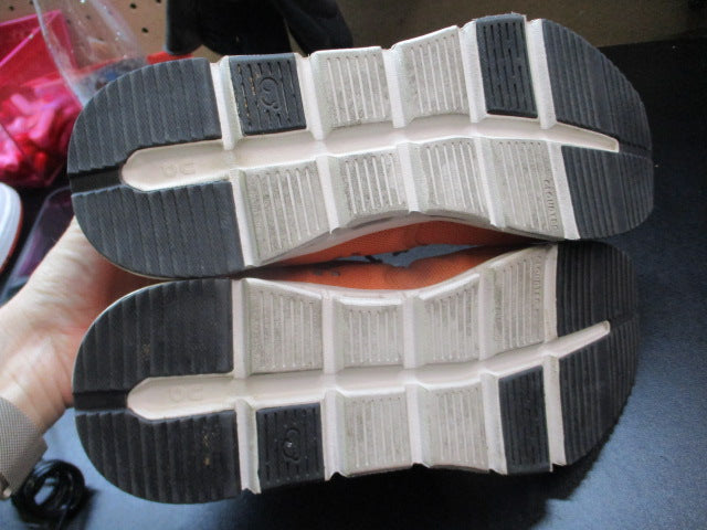 Load image into Gallery viewer, Used On Cloud Sneakers Size 5.5
