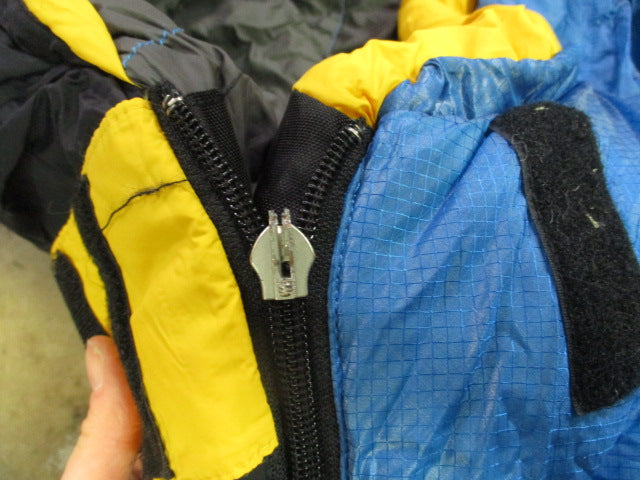 Load image into Gallery viewer, Used The North Face Cat&#39;s Meow Sleeping Bag 20 Degree (Has Hole &amp; Missing Zipper
