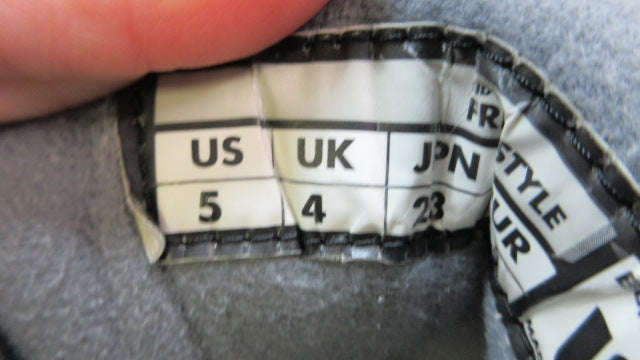 Load image into Gallery viewer, Used Burton Snowboard Boots - Size 5
