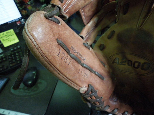 Used Wilson A200 1787 11.75" RHT Infield Glove