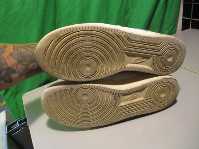 Load image into Gallery viewer, Used Nike Air Fore One Size 10.5 Sneakers
