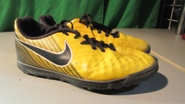 Load image into Gallery viewer, Used Nike Unisex Jr. Magistax Ola Ii Ic - Youth 4.5 Indoor Soccer Shoes
