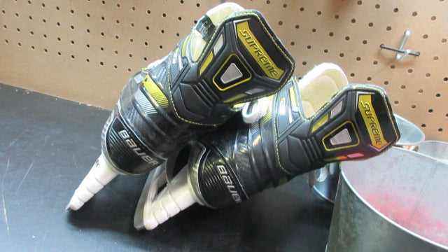 Load image into Gallery viewer, Used Bauer Supreme S35 Hockey Skates - Size 4
