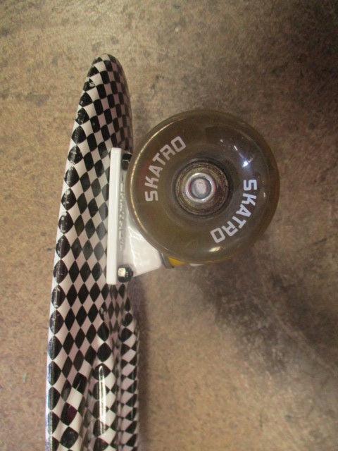 Load image into Gallery viewer, Used Skatro 22" Checkered Penny Board
