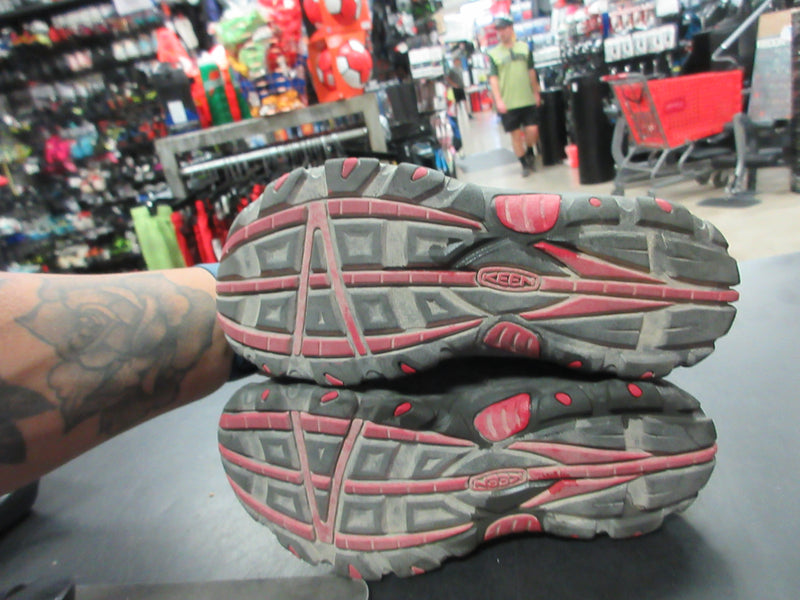 Load image into Gallery viewer, Used Keen Size 1 Waterproof Hiking Shoes
