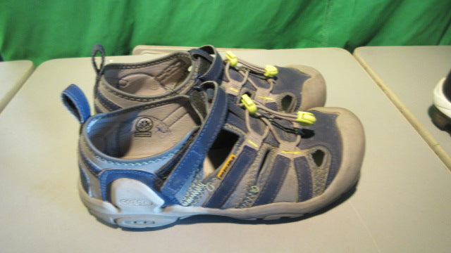 Load image into Gallery viewer, Used Keen Size 5 Hiking Sandals
